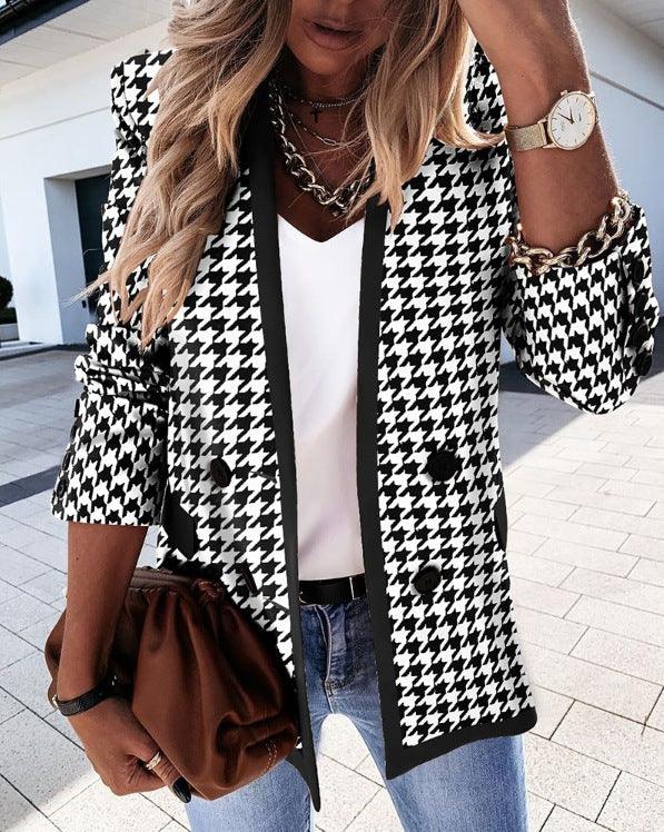 Chic buttoned suit for a timeless look