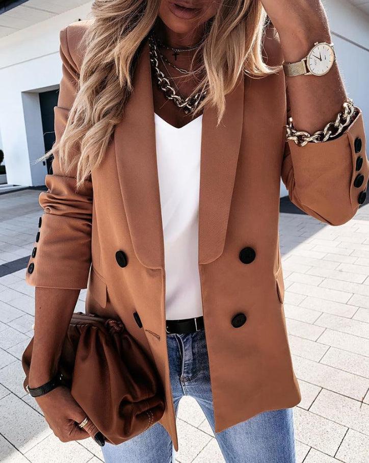 Chic buttoned suit for a timeless look